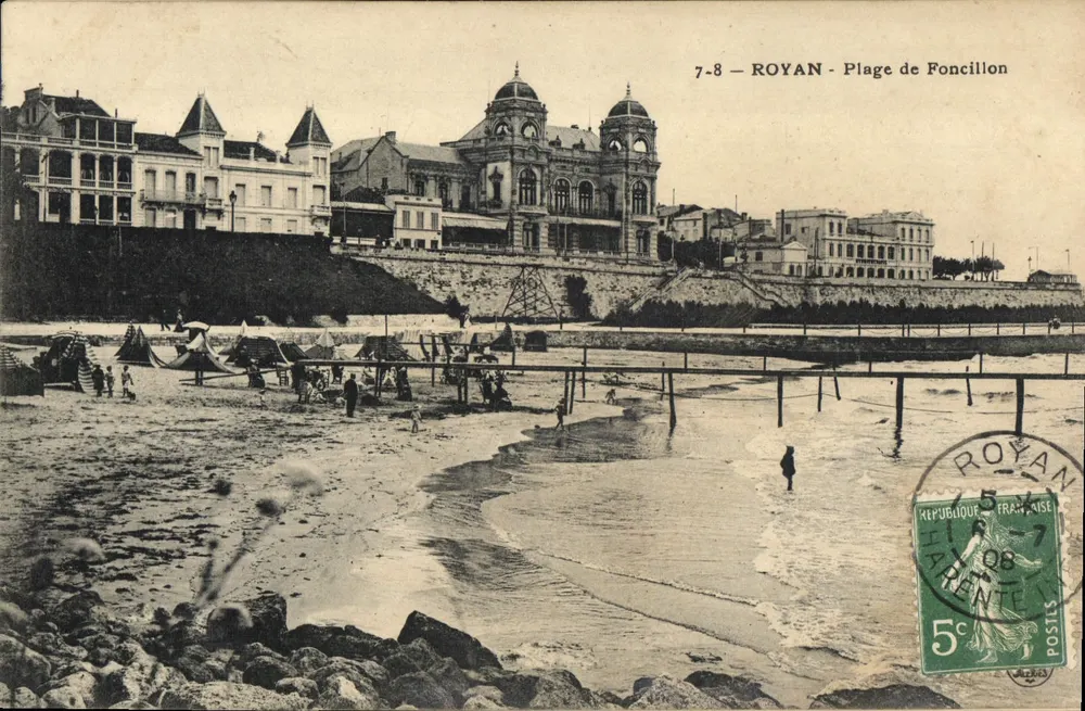 Royan - Plage de Foncillon — vue de la plage avec bains de mer et édifice monumental — éditeur ROYAN - Frente