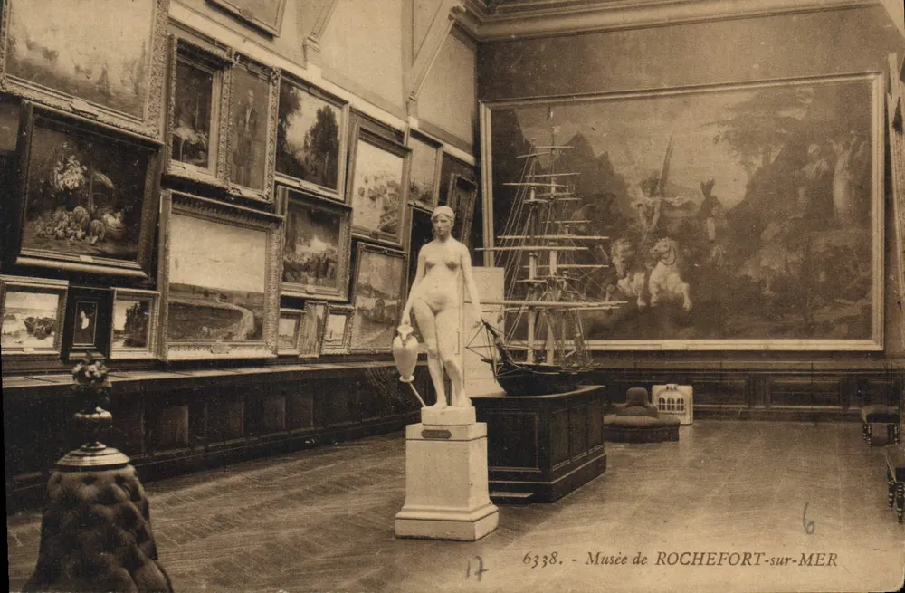 Muzeum w ROCHEFORT-sur-MER — wnętrze z statuą i łodzią drewnianą — wydawca B. Bergéron, La Rochelle, nr 6338 - Awers
