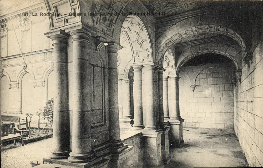 La Rochelle — Innenhof der Maison Henri II — B.L.L.R. - Vorderseite
