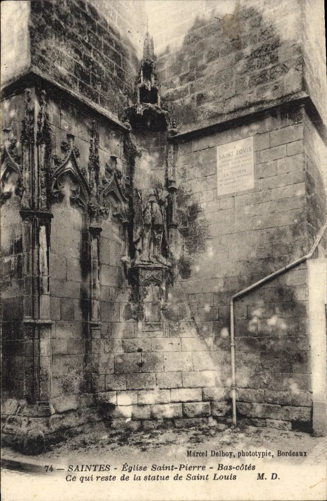 Saintes - Igreja de São Pedro - Lateral - O que resta da estátua de São Luís - Frente