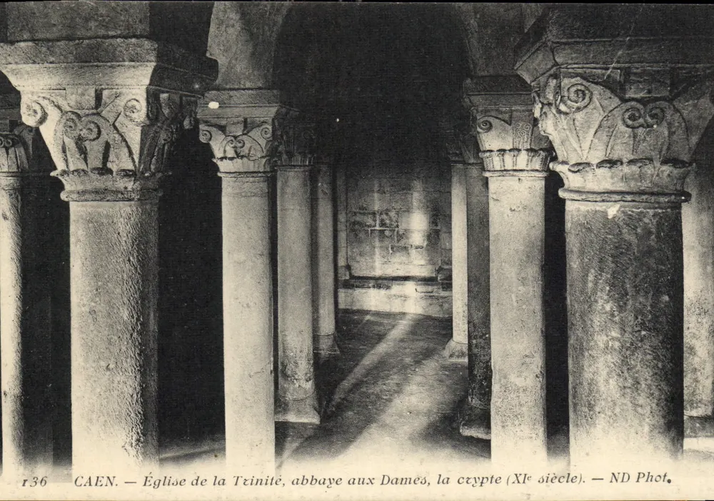 Caen — Chiesa della Trinità, Abbazia delle Dame, la cripta (XI secolo) — ND Fot. - Recto