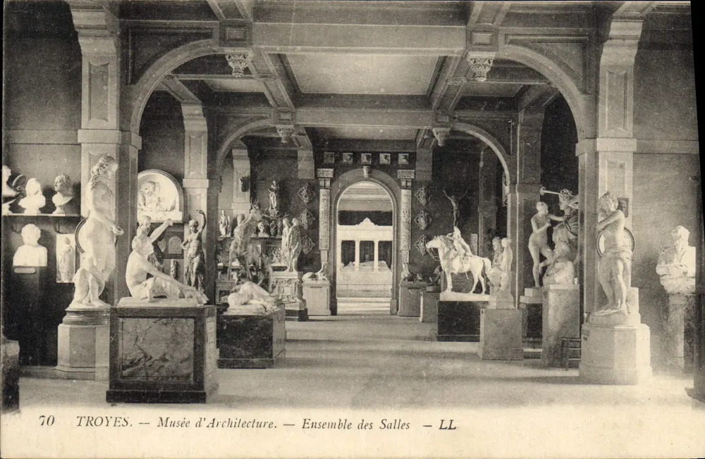 Troyes — Museu de Arquitetura — Conjunto das Salas — LL - Frente