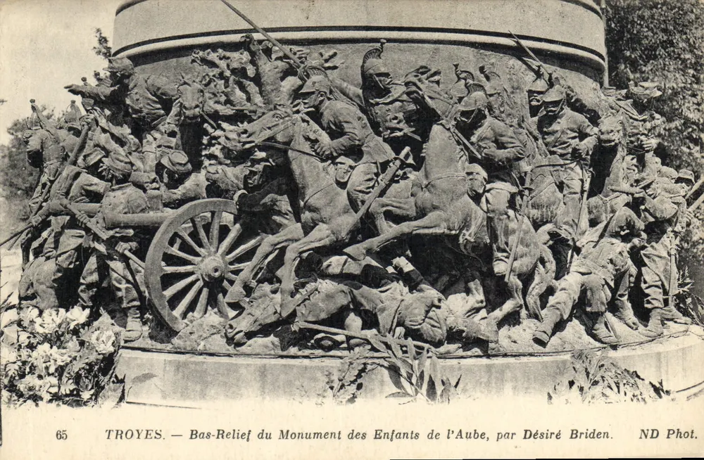 Troyes — Basrelief des Denkmals der Kinder der Aube, von Désiré Briden - Vorderseite