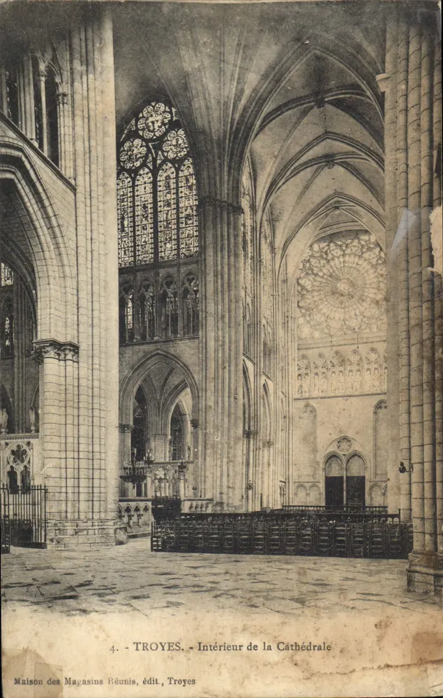 Troyes - Interior da Catedral — Maison des Magasins Réunis, Troyes, n°4 - Frente