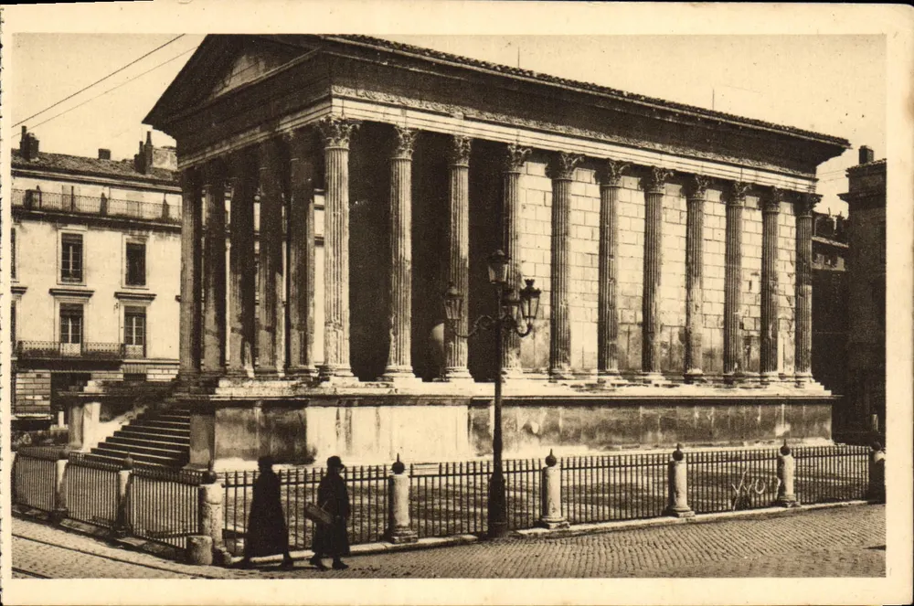 Nîmes (Gard) — A Maison Carrée — Edições La Douce France - Frente