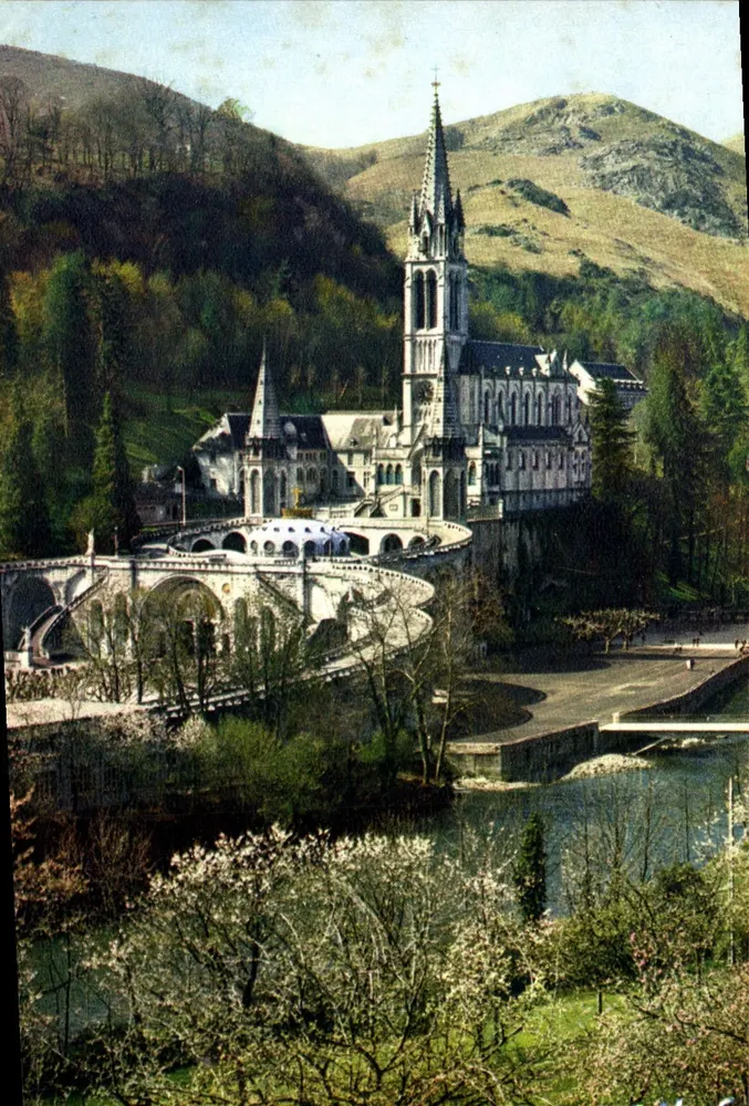 Lourdes — Die Basilika, der Gave und die neue Brücke, eingeweiht am 25. März 1966 — Edition A. Doucet, Lourdes - Vorderseite