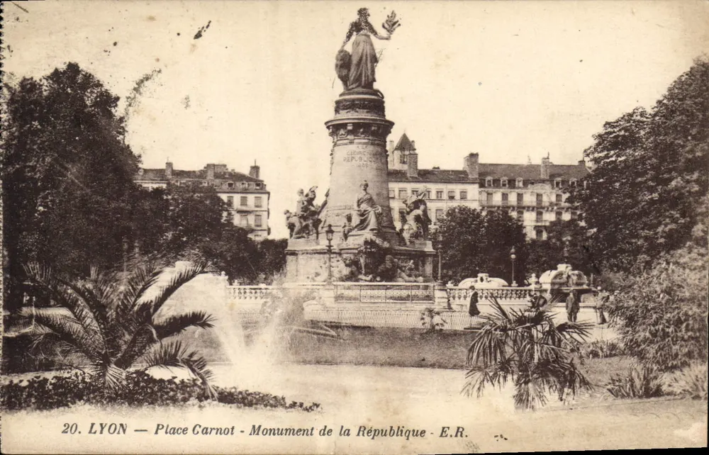 LYON — Praça Carnot — Monument da República — E.R. - Frente