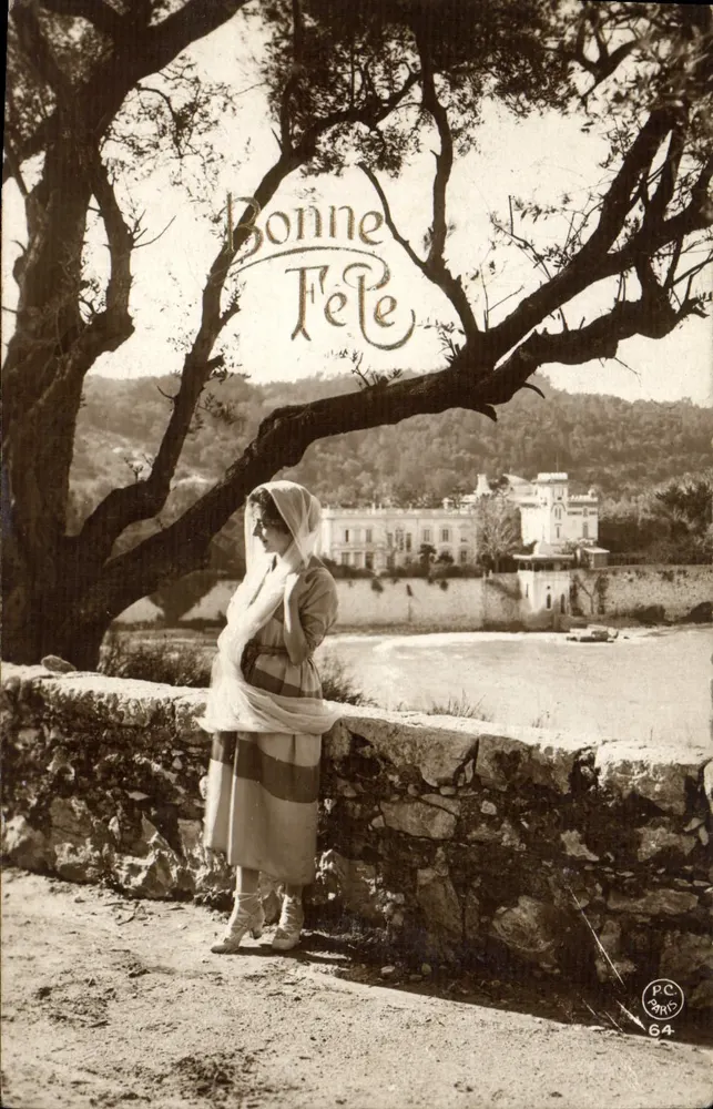 Frau im gestreiften Kleid und Schleier — unter einem großen Baum — mit Blick auf ein Schloss — PC BAH 64 - Vorderseite