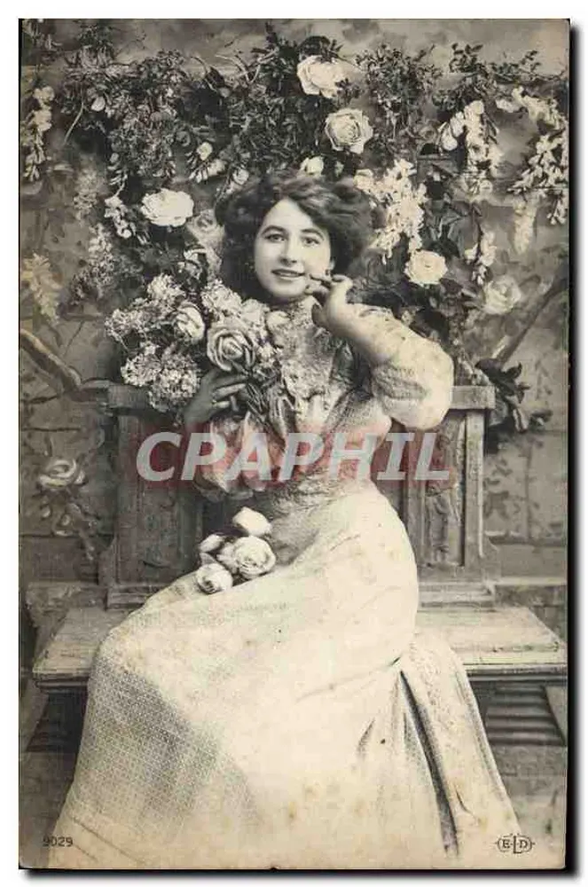 Jovem mulher em vestido de renda — diante de um décor floral — editor B.D. n° 9029 - Frente