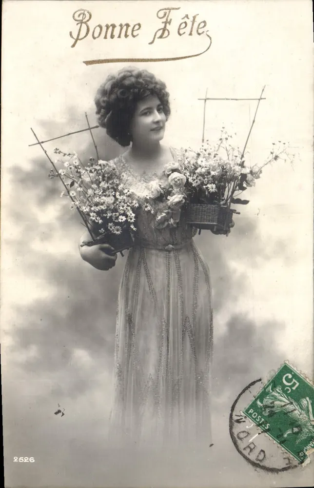 Frau in langer Robe mit Blumenkörben — Frohe Geburtstagskarte — unbekannter Verlag, Nr. 2626 - Vorderseite