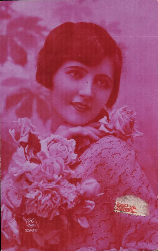 Jovem mulher com buquê de rosas — PC PARIS 2982 - Frente