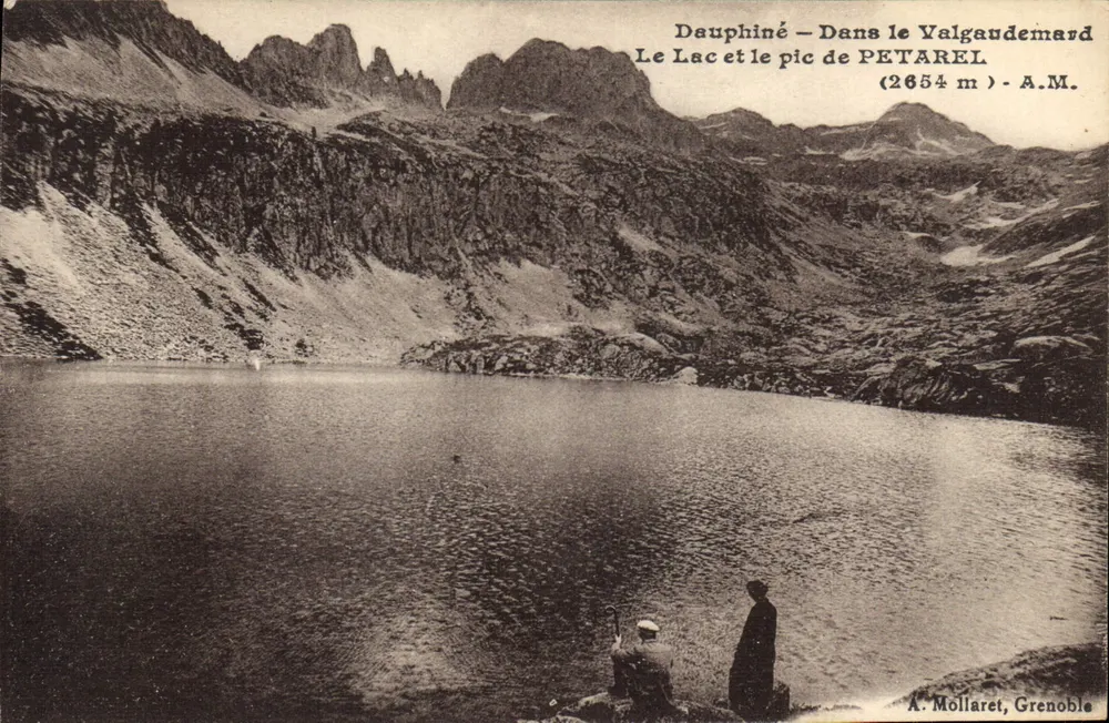 Dauphiné — In Valgaudemard — Der See und der Gipfel von PETAREL (2654 m) — A.M. — A. Mollaret, Grenoble - Vorderseite