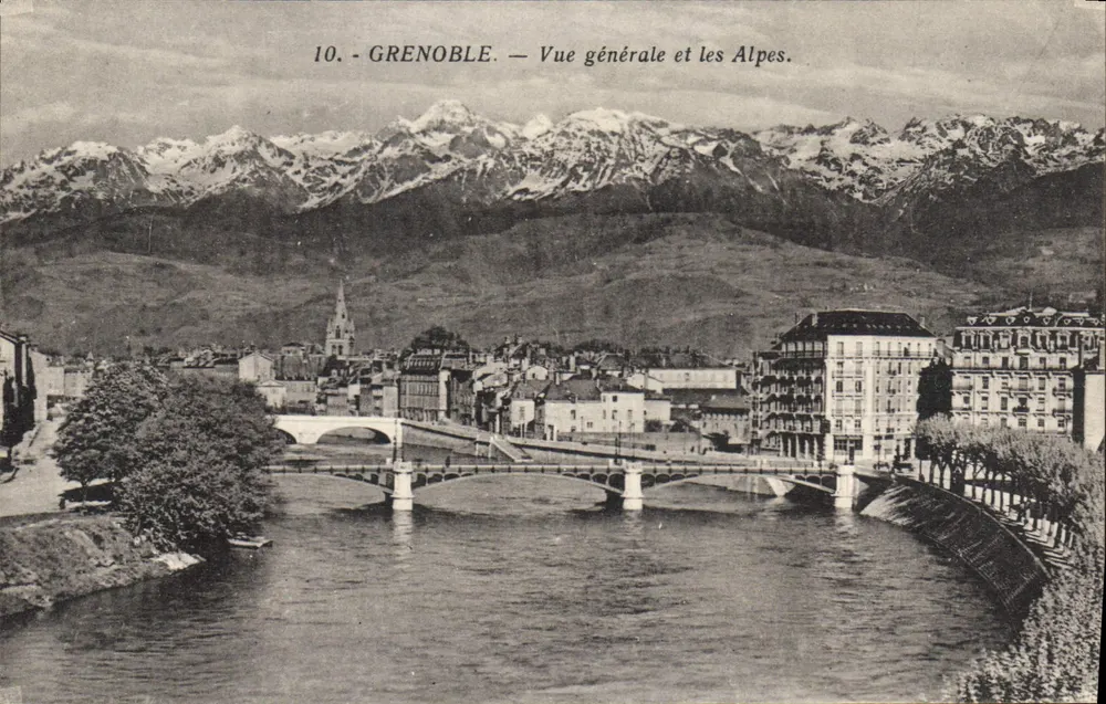 Grenoble — Vista general y las Alpes. - Anverso