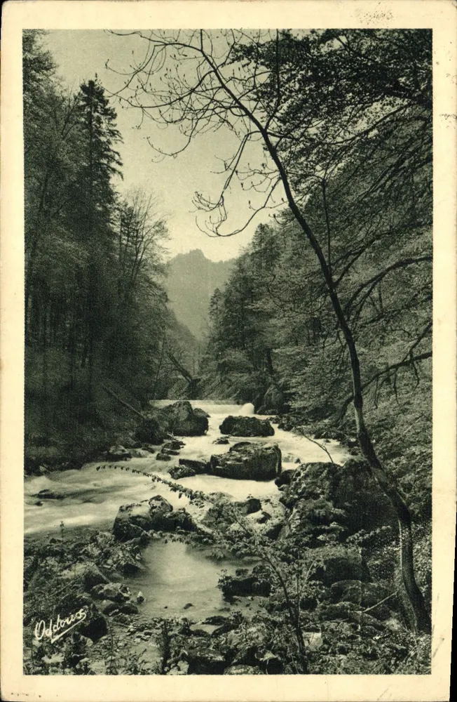 Cachoeira do rio em um canyon florestal — Dauphiné, Le Guiier — Editor G. Odderous, n°38 - Frente