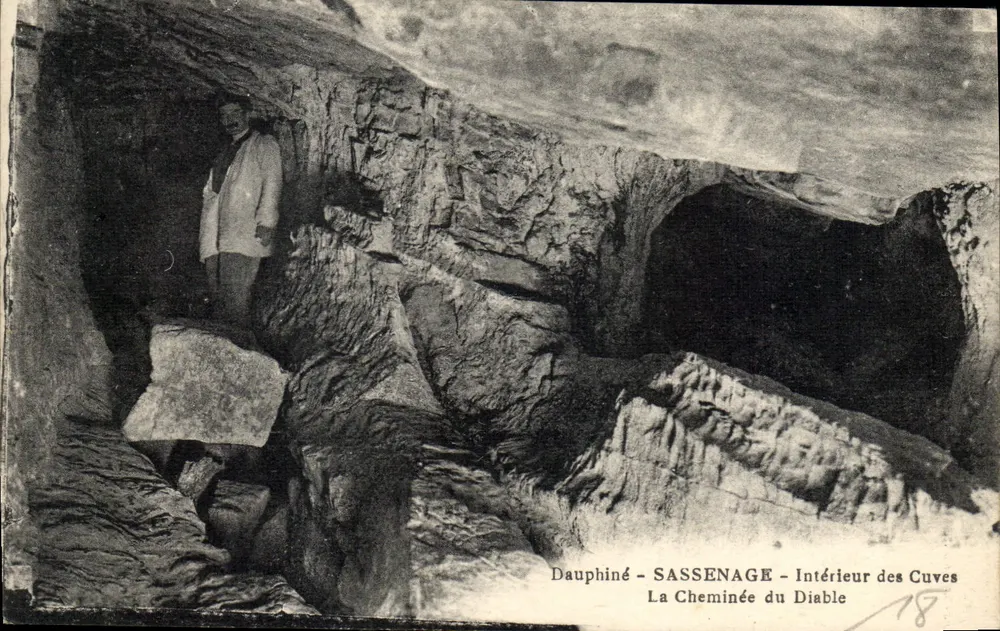 Dauphiné - Sassenage - Innenraum der Höhlen - Die Teufelschimney - Vorderseite