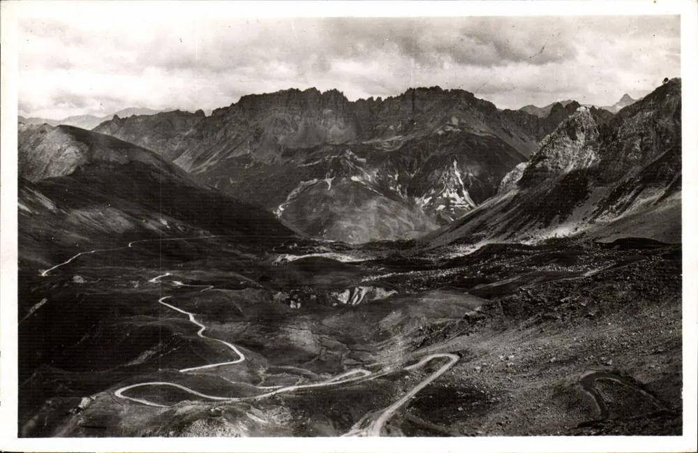 Col du Galibier (alt. 2550 m.) — Die Schlangenbahn von der Orientierungstafel aus — Édition La Cigogne, Straßburg - Vorderseite