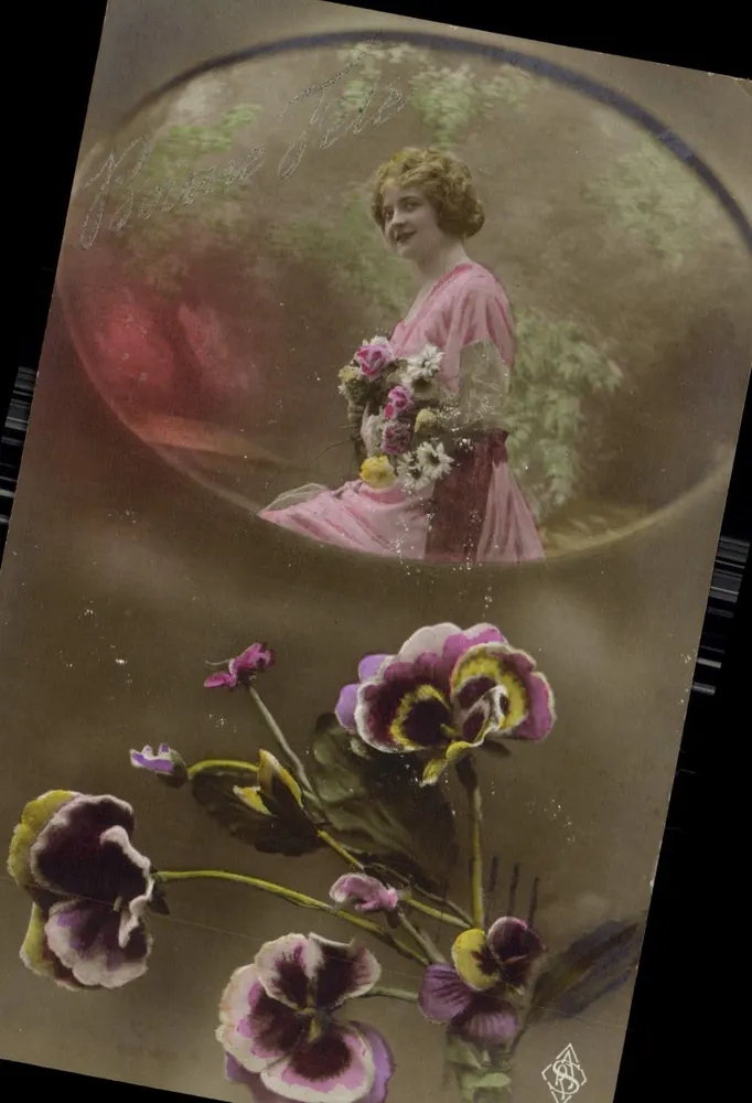 Parabéns — jovem mulher em vestido rosa segurando um buquê — editor A. G. & C. (nº 102) - Frente