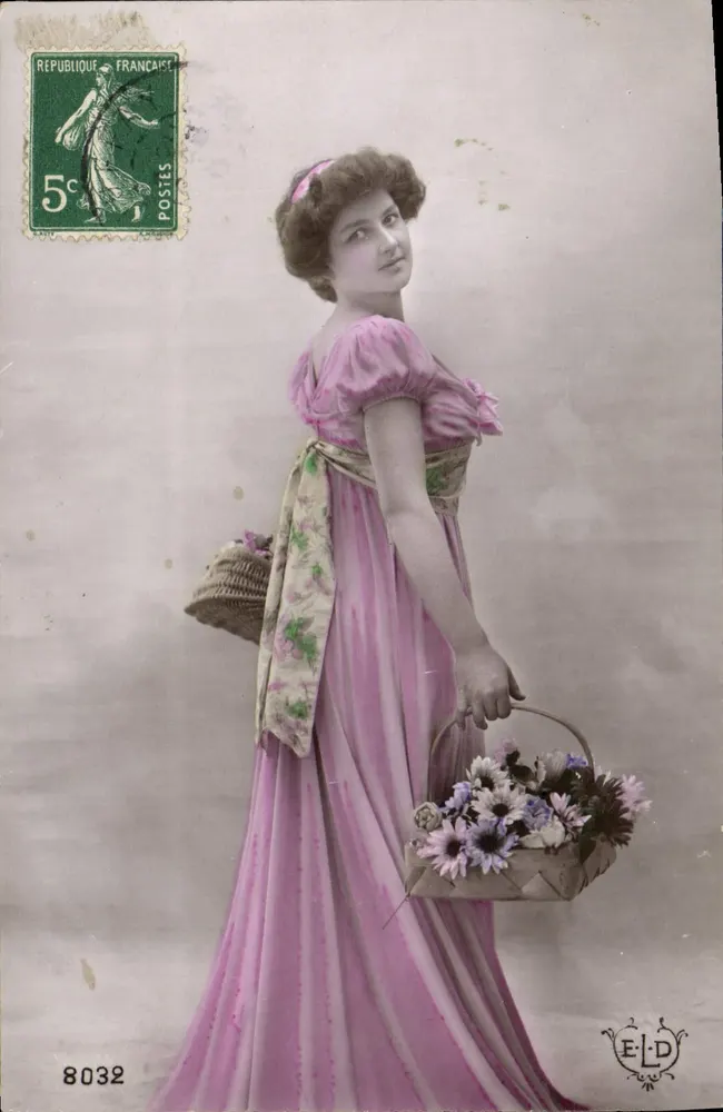Jovem mulher em vestido rosa segurando um cesto de flores — ELD, n° 8032 - Frente