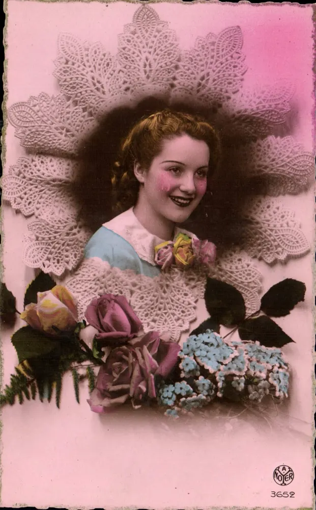 Menina sorridente — decoração de renda e flores — A. Noter n°3652 - Frente