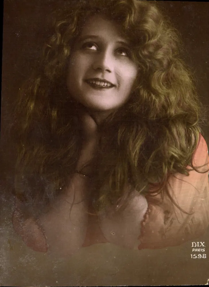 Jeune femme aux cheveux bouclés — portrait — éditeur DIX PARIS n° 1598 - Awers