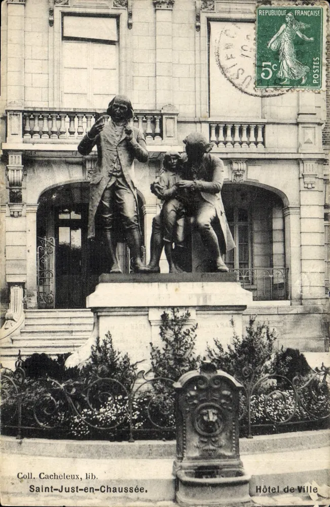 Saint-Just-en-Chaussée — Rathaus mit Statue zweier Männer und Kind — Sammlung Cacheleux, lib. - Vorderseite