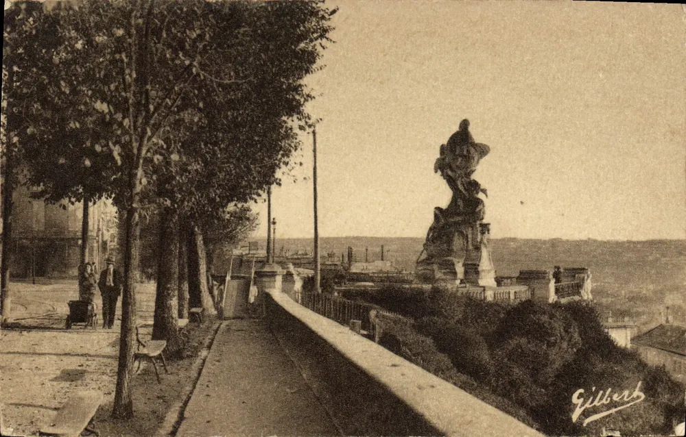 Estátua de Carnot em Angoulême — vista do muro — editor Gilbert - Frente