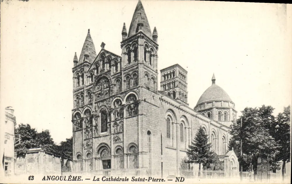 Angoulême — A Catedral de São Pedro — ND - Frente