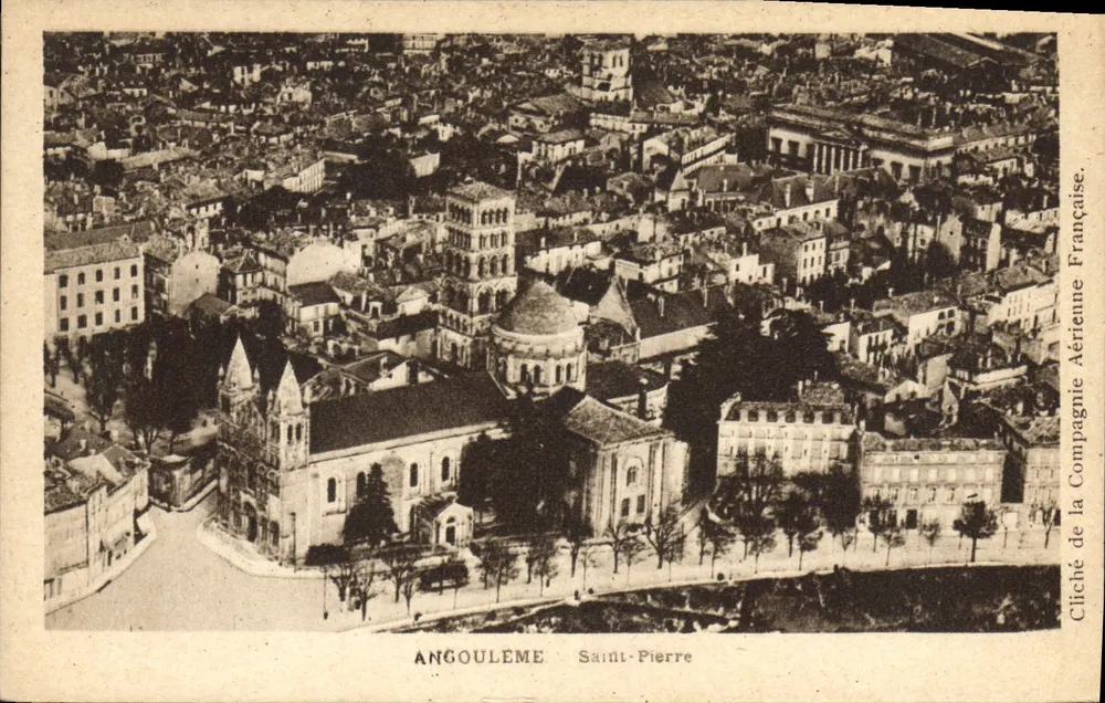 Angoulême - Saint-Pierre — vista aérea — Cliché da Compagnie Aérienne Française - Frente