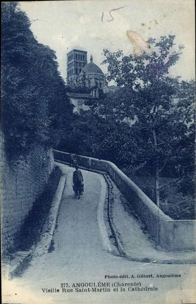Angoulême — Alte Rue Saint-Martin und die Kathedrale — Foto-Verlag A. Gilbert, Angoulême - Vorderseite
