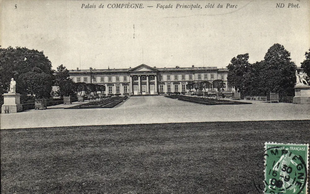 Pałac w COMPIÈGNE — Frontowa fasada, strona z parkiem — ND Pbot. - Awers