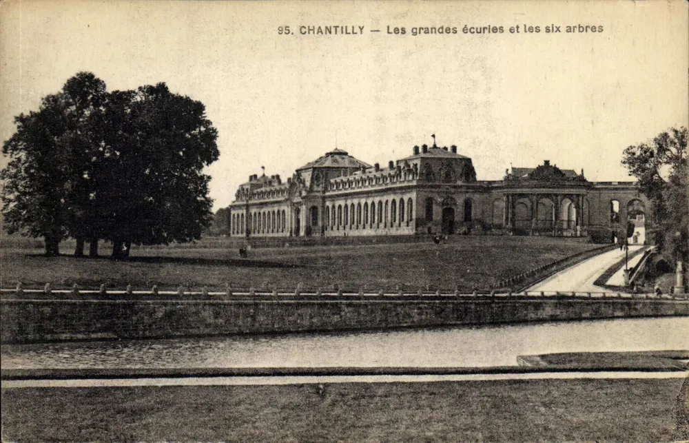 Chantilly — Die großen Ställe und die sechs Bäume — Verlag A. Bourdier, Versailles - Vorderseite