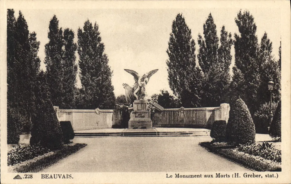 Beauvais — O Monumento aos Mortos (H. Greber, esc.) - Frente
