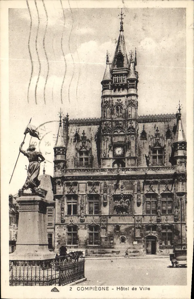 Compiègne - Hotel de Ville — estátua da República — editor CPH - Frente