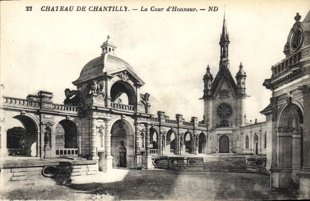 Château de Chantilly — La Cour d'Honneur — ND - Voorkant