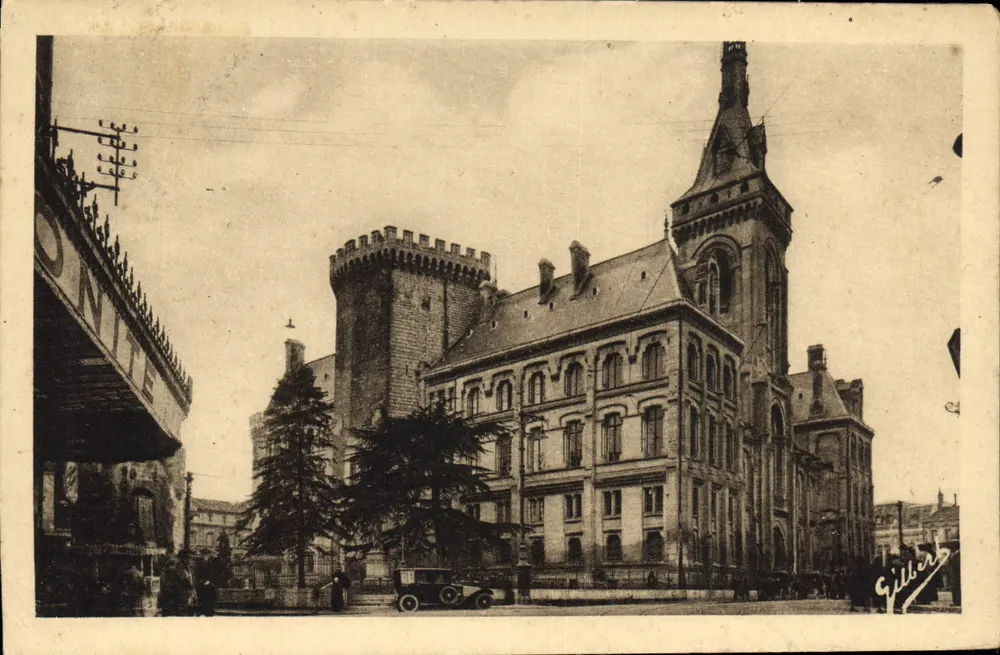 Hotel de Ville de Angoulême — vista com torre medieval — editor Gillers - Frente