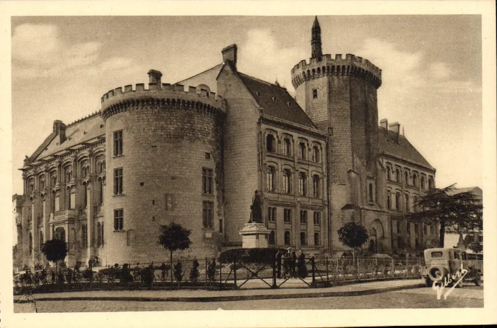 Schloss Angoulême — Rathaus und Neuer Platz — Edition A. G. A. - Angoulême - Vorderseite