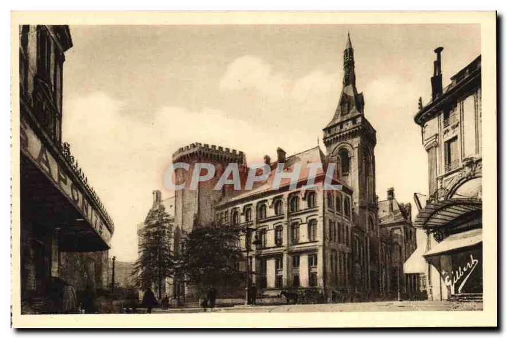 Angoulême — Vista da Place do Castelo com a torre do castelo e o hotel de cidade — Édition A. Gilbert, Angoulême - Frente