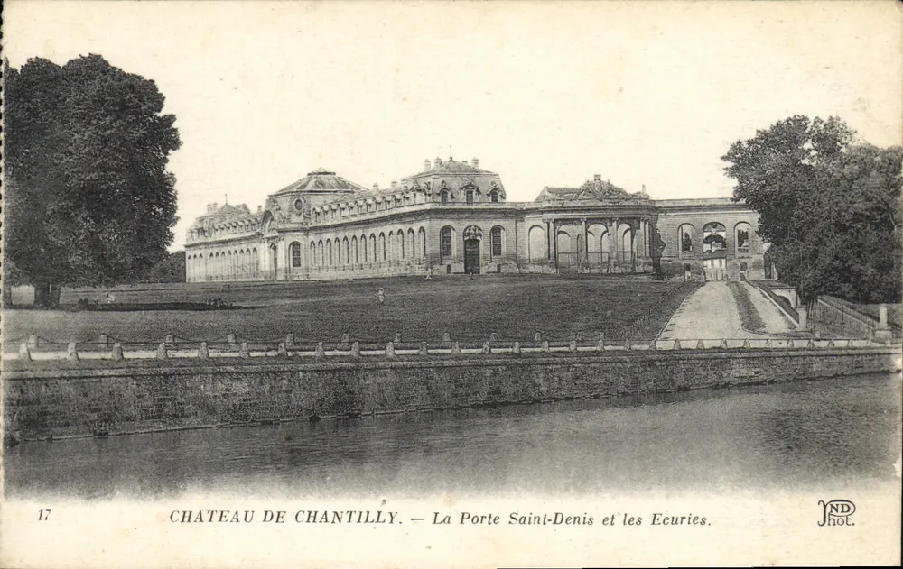 Schloss Chantilly — La Porte Saint-Denis und die Ställe — JND Fotografie - Vorderseite
