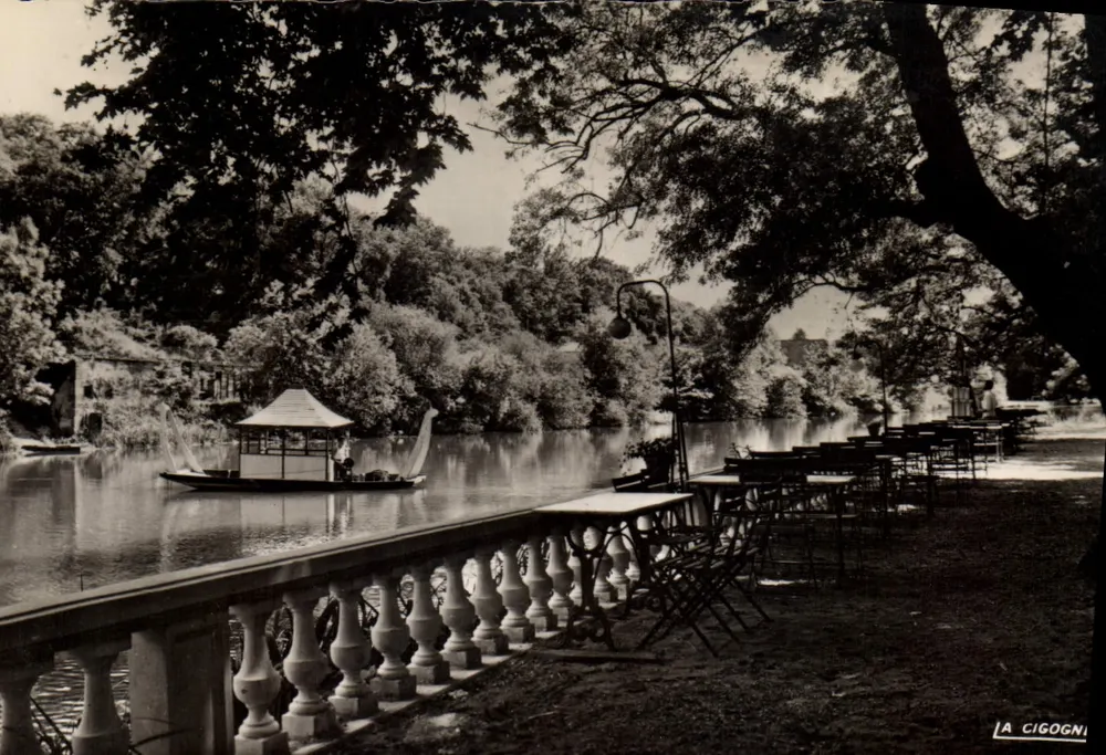 La Cigogne — Vue du lac avec bateau à voile et terrasse — Éd. 'La Cigogne', 16.102.15 - Frente