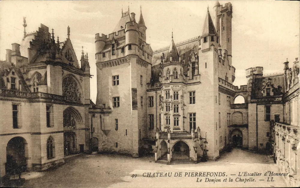 Schloss Pierrefonds — Die Ehrenstiege. Der Bergfried und die Kapelle. — LL - Vorderseite