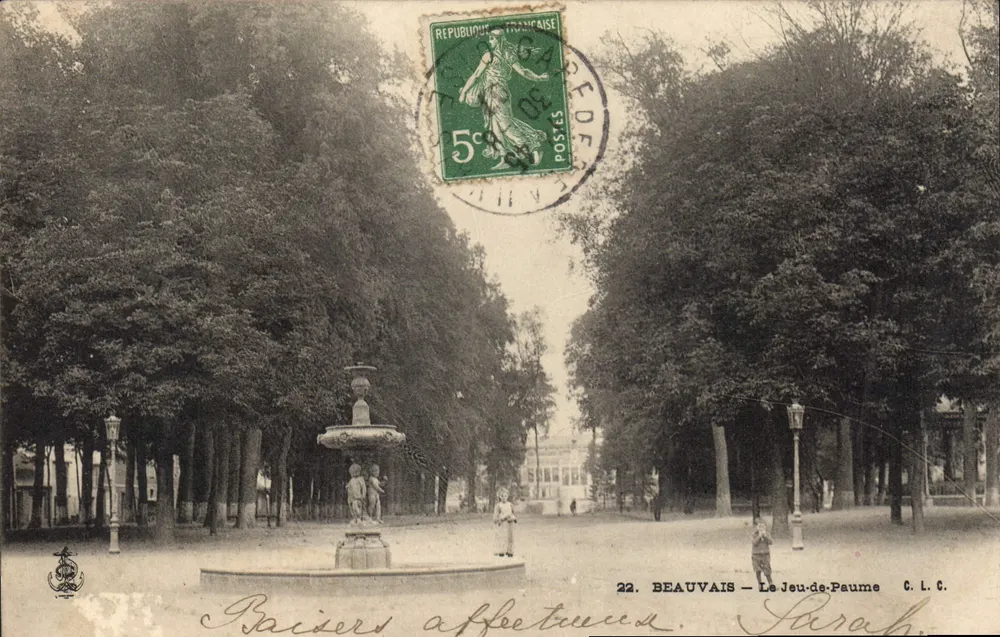 Beauvais — Le Jeu-de-Paume — Fontaine centrale — C. L. C. éditeur - Frente