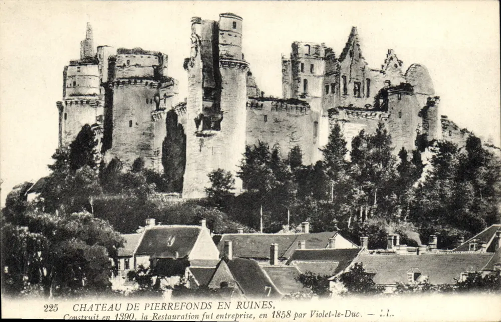 Castelo de Pierrefonds em ruínas — Construído em 1390, restauração em 1858 por Viollet-le-Duc — n° 225 - Frente