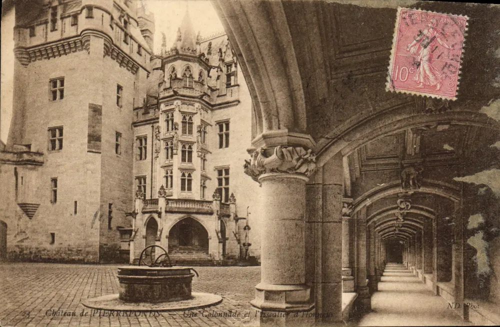 Castelo de PIERREFONDS — Uma Coluneta e a Escada da Hungria — ND Photo - Frente