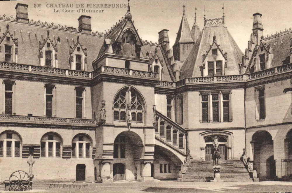 Castelo de Pierrefonds — A Cour d'Honneur — Édit. Boulanger - Frente