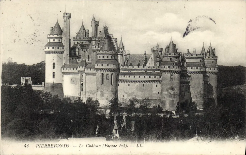 PierreFonds — O Castelo (Fachada Leste) — LL. - Frente
