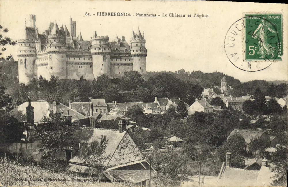 Pierrefonds - Panorama - O Castelo e a Igreja — Foto C. Duclos, Pierrefonds - Frente