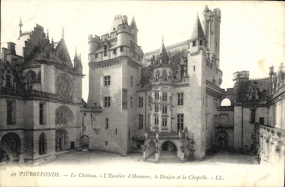 Pierrefonds — Das Schloss. Die Ehrenstiege, der Bergfried und die Kapelle. — LL. - Vorderseite