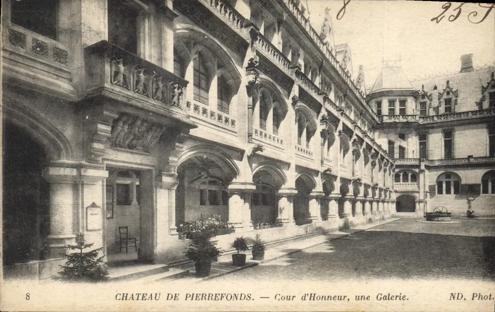 Schloss Pierrefonds — Cour d'Honneur, eine Galerie. - Vorderseite