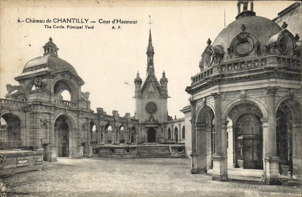 Castelo de Chantilly — Cour d'Honneur — A. P. - Frente