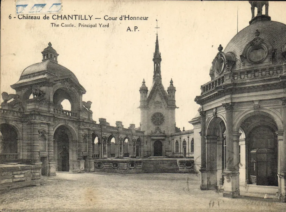 Castelo de Chantilly — Cour d'Honneur — A.P. - Frente